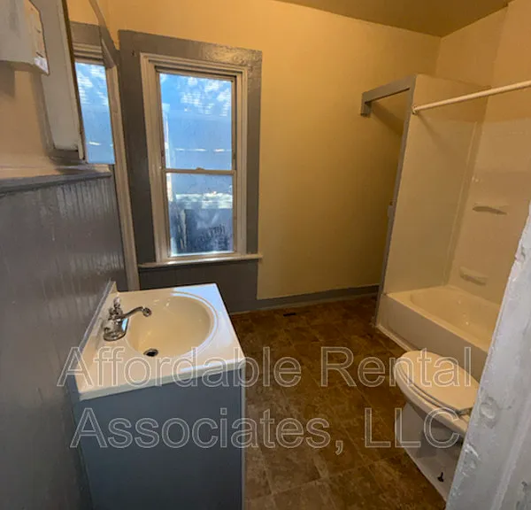 1306 W Scott St — Photo 4