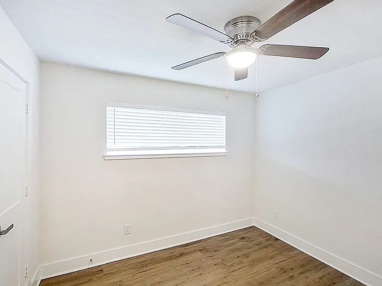 907 N Beacon — Photo 7