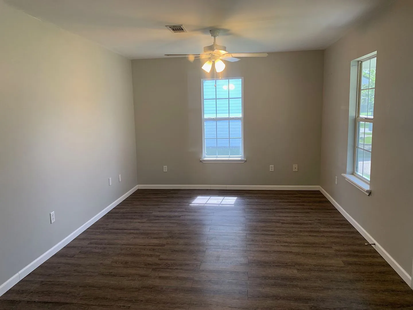 Charming 2 Bedroom 1 Bath Home with Fenced Yard in Downtown Lake Charles - Pet Friendly! — Photo 2