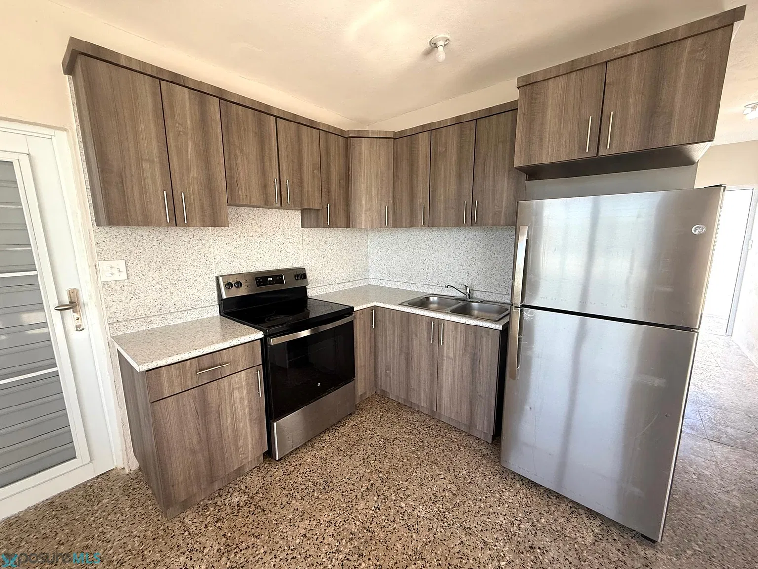 2 bed, 1.0 bath, 900 sqft, $800 — Photo 3