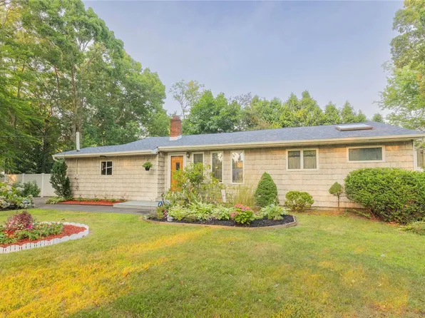 205 Peekskill Avenue, Medford, NY 11763