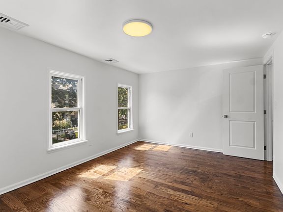 4th image of 923 Elm St #3B-1BA-1135SQFT