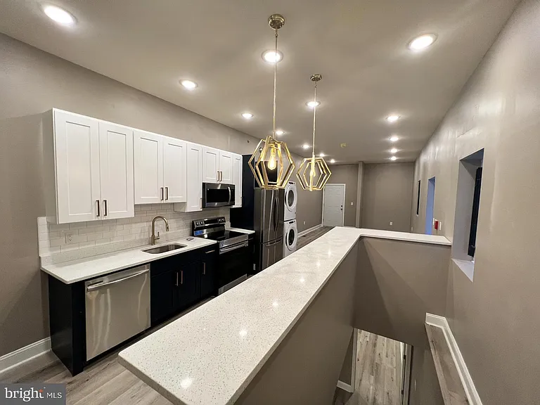 1429 W Diamond St #1R — Photo 5