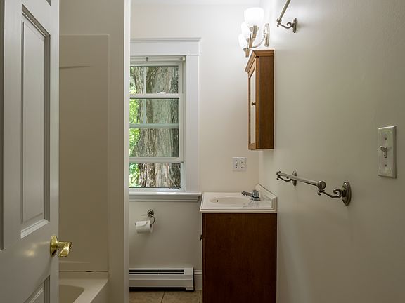3rd image of 165 Longwoods Rd