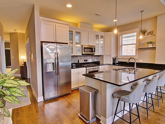 4th image of 1618 N Oakley Ave #3