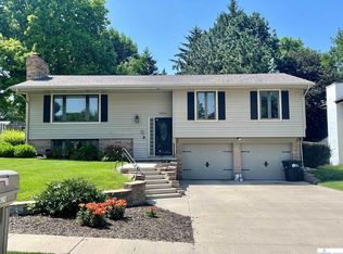 5624 S 104th St, Omaha, NE 68127