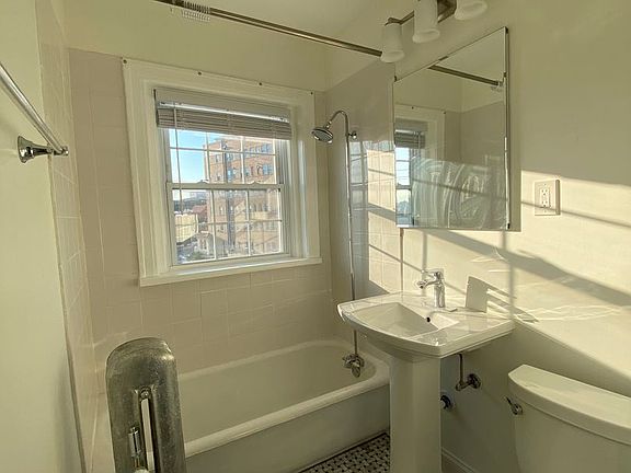 5th image of 127-129 E 46th St #11455005