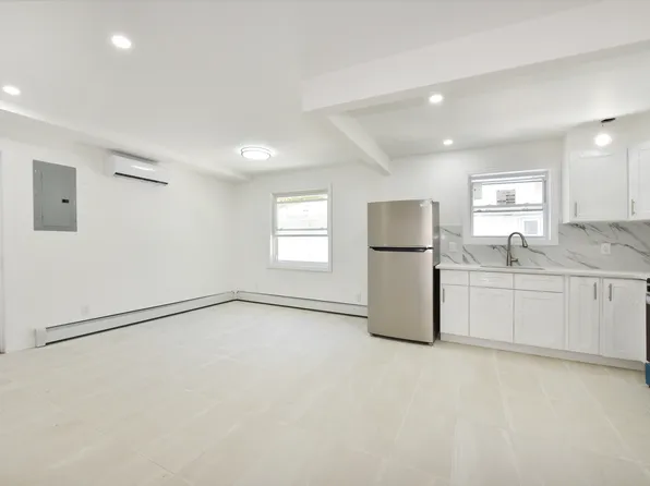 6437 217th St #2F, Oakland Gardens, NY 11364