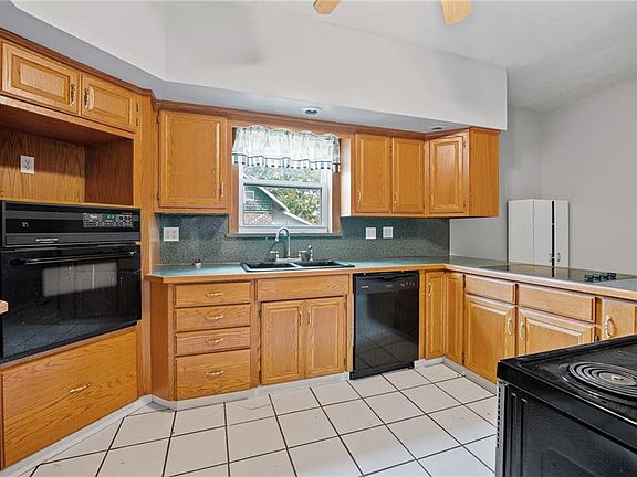 5th image of 231 W 10th St