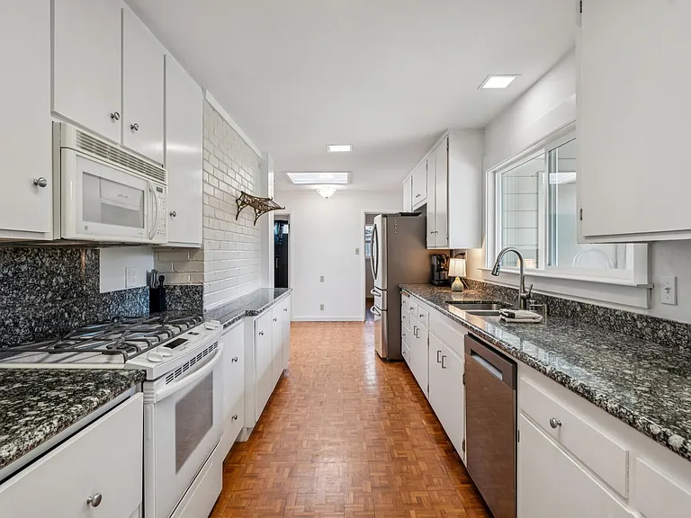 6 Windward Rd — Photo 3