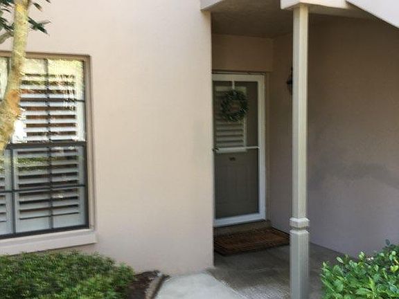 1st Level entrance with no stairs into Front door entrance. 
Entry door includes a glass/screen combo screen door for through the condo fresh air circulation from the lakefront when weather permits.