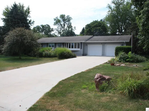 310 W 3rd St, Louisville, NE 68037
