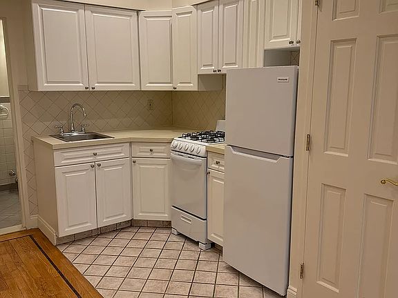 4th image of 531 W 45th St APT 4D