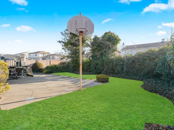 333 Mayfair Drive North image 6 of 34