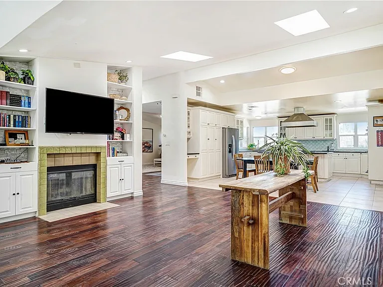 22450 Collins St — Photo 23