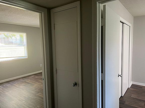 Hallway facing both rooms