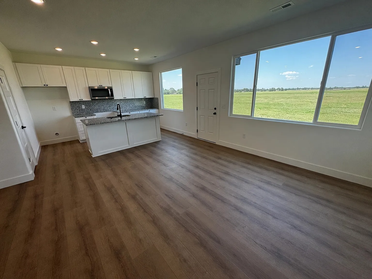 4 bed, 1650 sqft, $1,800 — Photo 2
