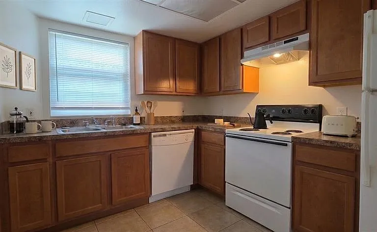 2820 Dupont St S #201 — Photo 2