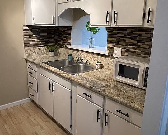 4th image of 1050 Lenrey Ave