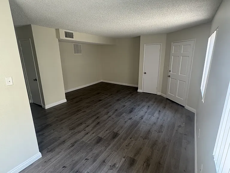 1129 Irving Ave #9 — Photo 1