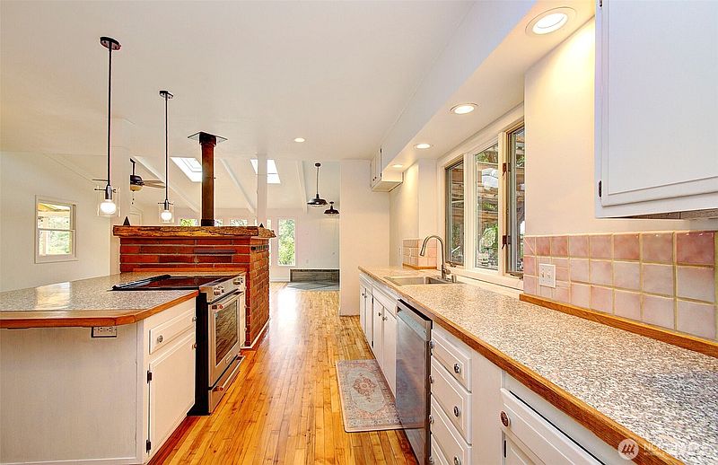 5th image of 19432 NE Mattson Rd