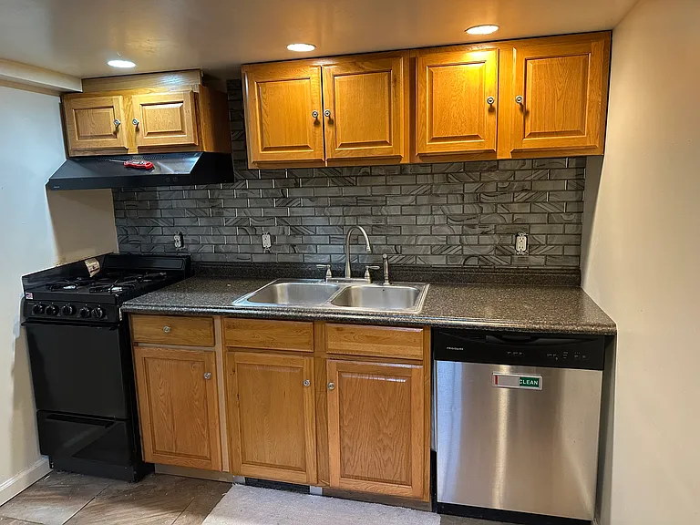 318 Pleasant St — Photo 20