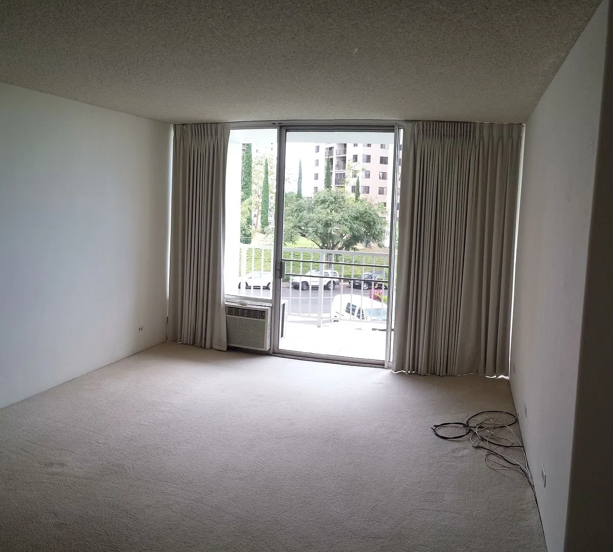 Pearlridge Pearl Two 2 Bedroom 1 Bedroom 1 Parking Condominium Overlooking the Coastline — Photo 3