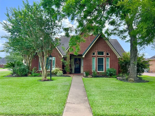 51 S Trillium Ct, Lake Jackson, TX 77566