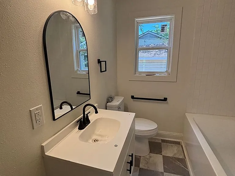 1601 Traffic St — Photo 6