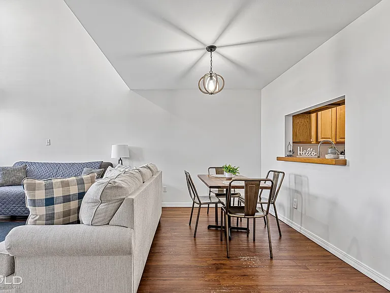 8 Meadow Creek Dr — Photo 2