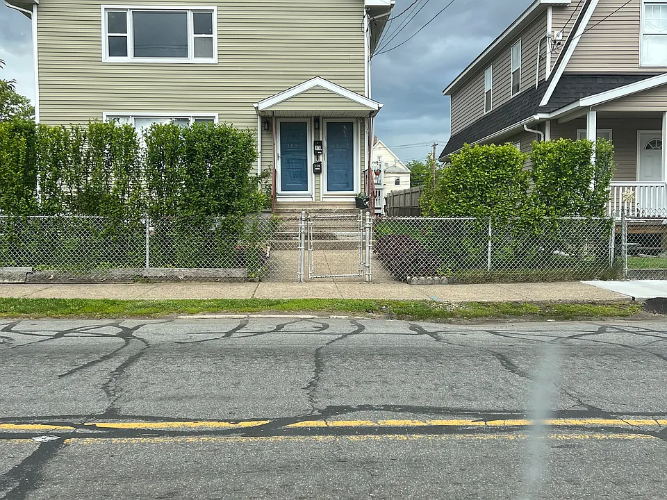 Hollister Ave