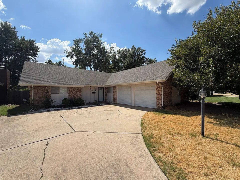 7706 NW 25th Ter