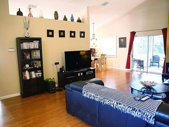 3rd image of 3204 Montrose Cir