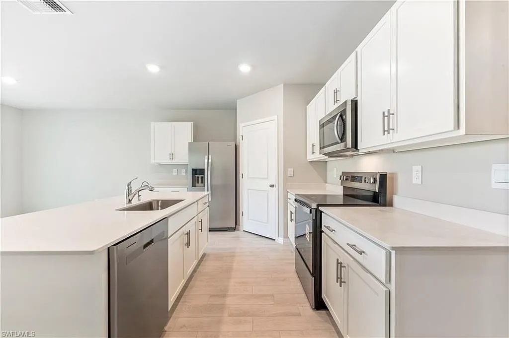 4 bed, 2.0 bath, 1828 sqft, $2,400 — Photo 4