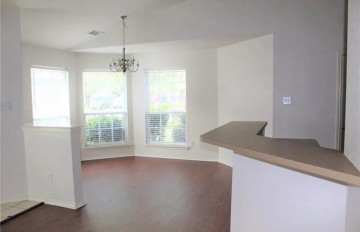 3 bed, 1377 sqft, $1,900 — Photo 4