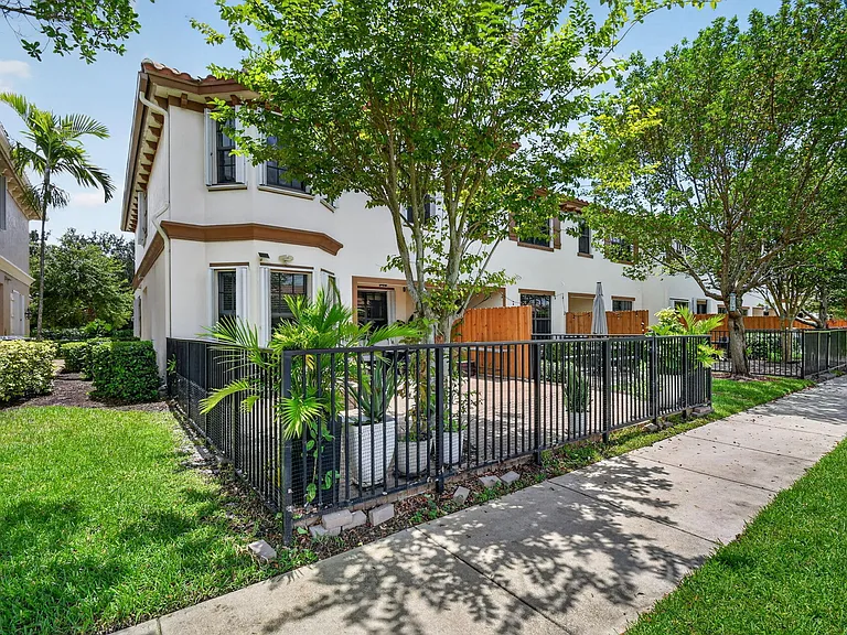 10139 Wellington Parc Dr — Photo 46