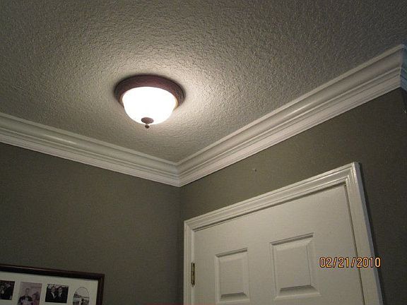 crown moulding in entryway and living room