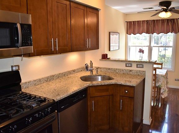 4th image of 1420 Hampshire Ct