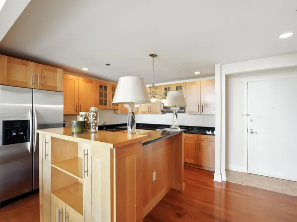 1025 Maxwell Lane image 3 of 33