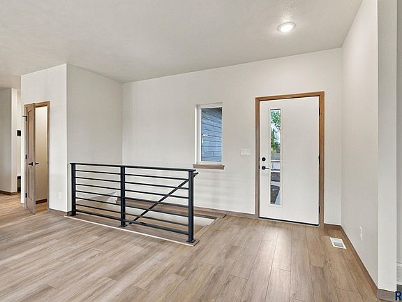 5th image of 809 Sarah C St
