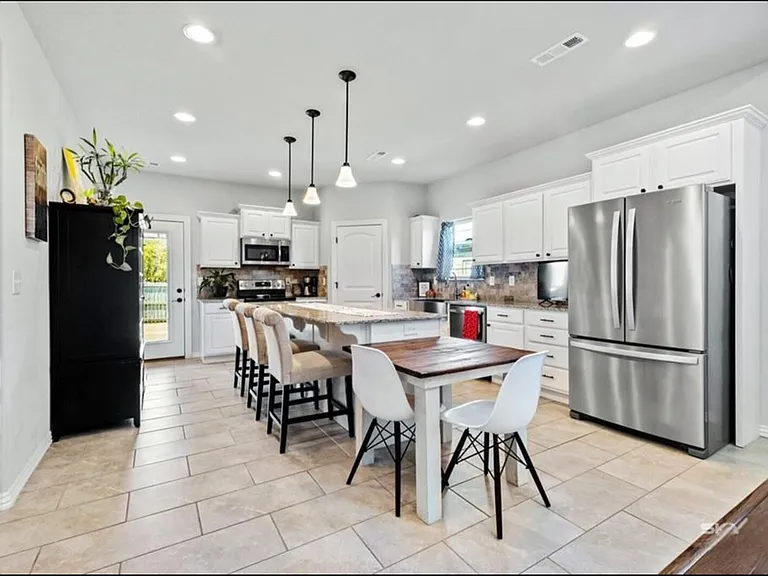 910 Hancock St — Photo 12