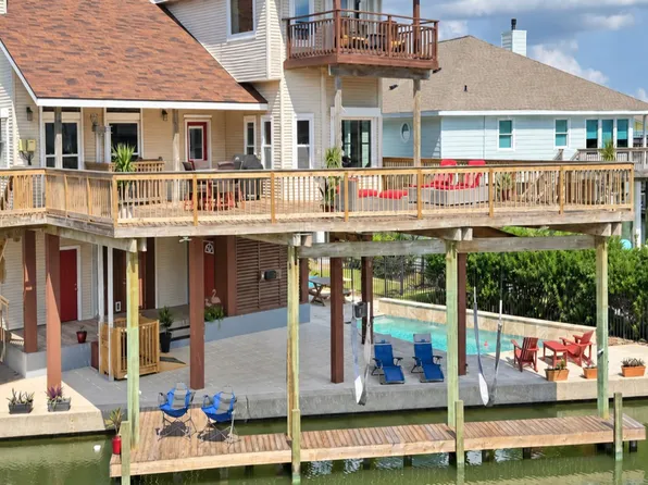 107 Bamaku Bnd, Tiki Island, TX 77554