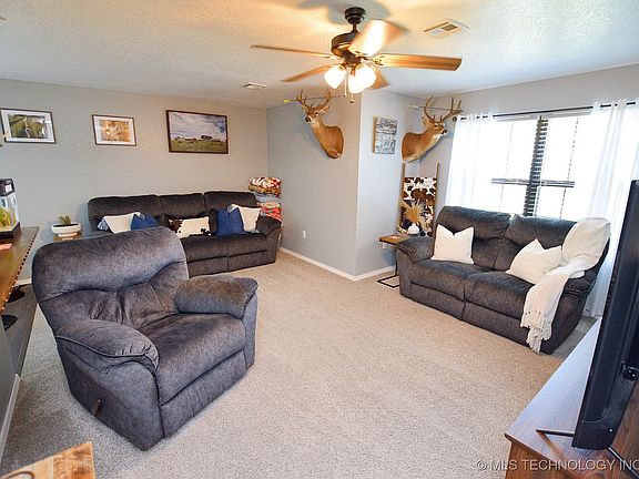 2nd image of 18185 Hilltop Cir