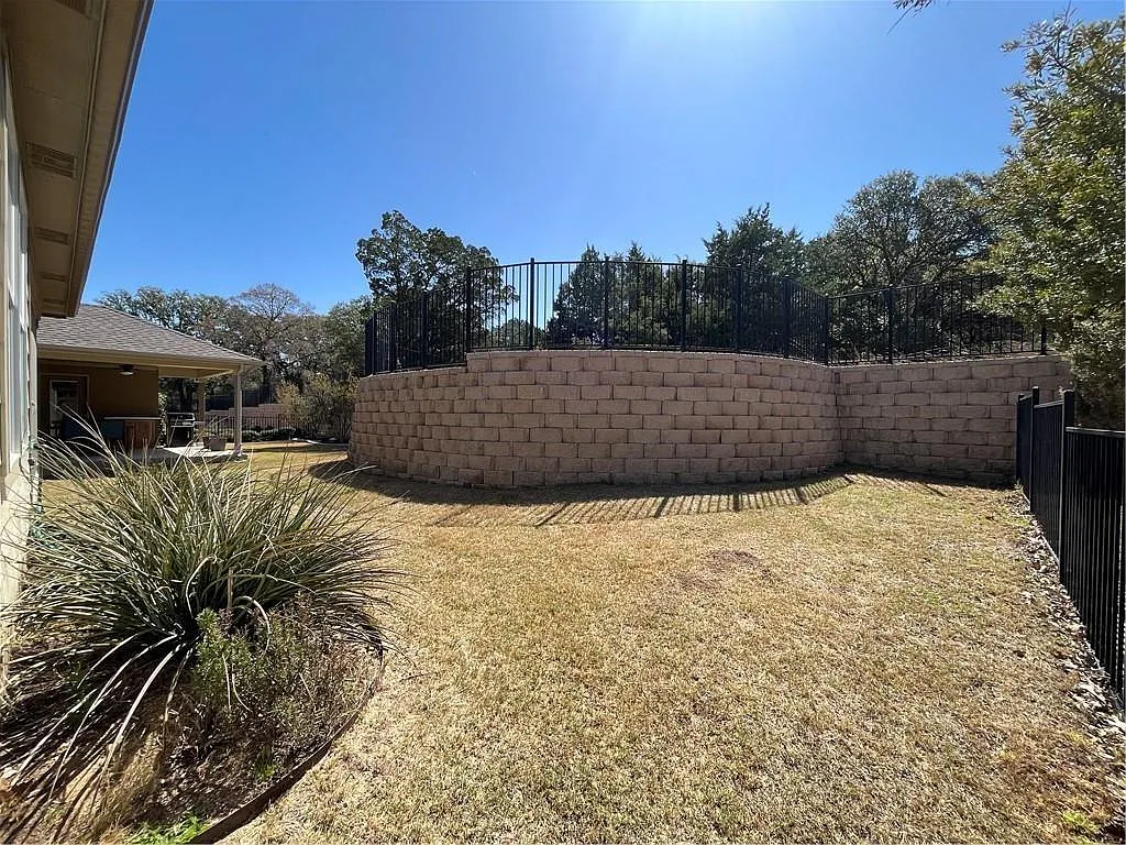 2 bed, 2.0 bath, 1318 sqft, $2,050 — Photo 3