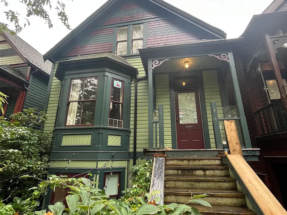 660 Georgia St E