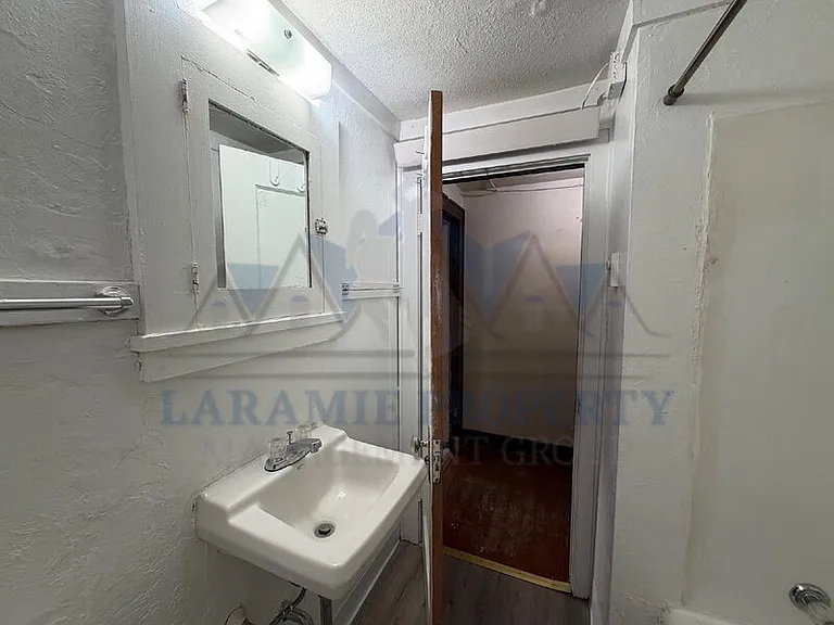 515.5 E Lewis St — Photo 8