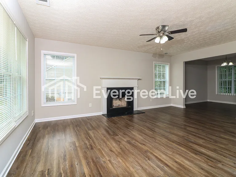 186 Hawthorn Dr — Photo 2