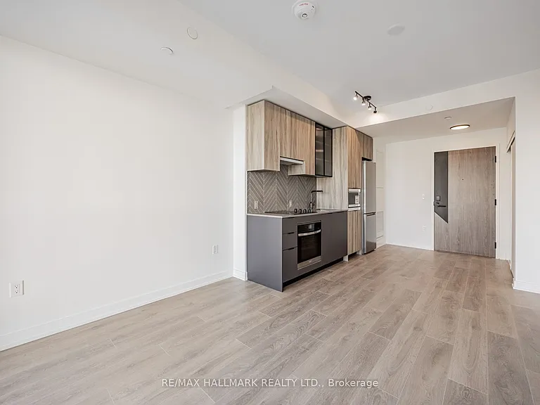 1037 The Queensway #720 — Photo 4