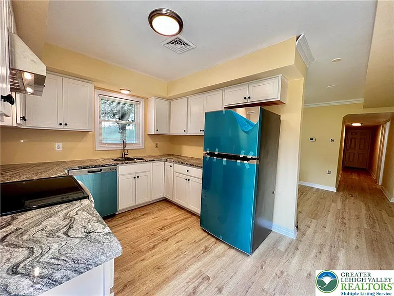 2404 Northwood Ave — Photo 4
