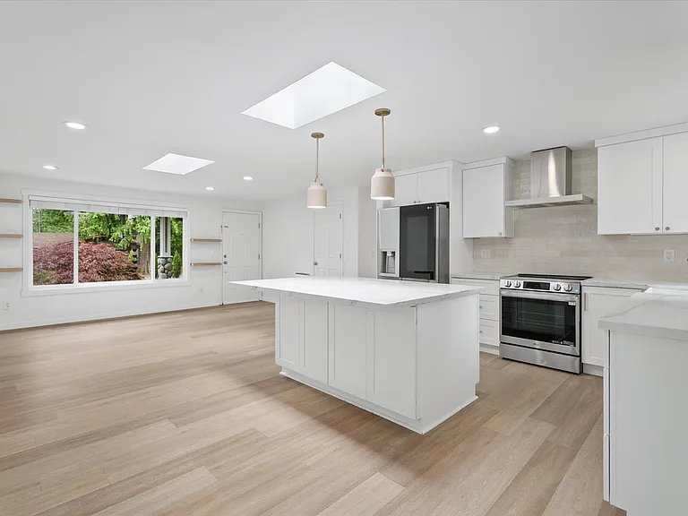 820 207th Pl NE — Photo 10